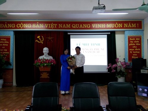 Công đoàn trường MN Long Biên tổ chức Lễ mít tinh kỷ niệm 88
năm ngày thành lập Hội LHPN Việt Nam (20/10/1930 - 20/10/2018)
và ngày phụ nữ Việt Nam 20/10